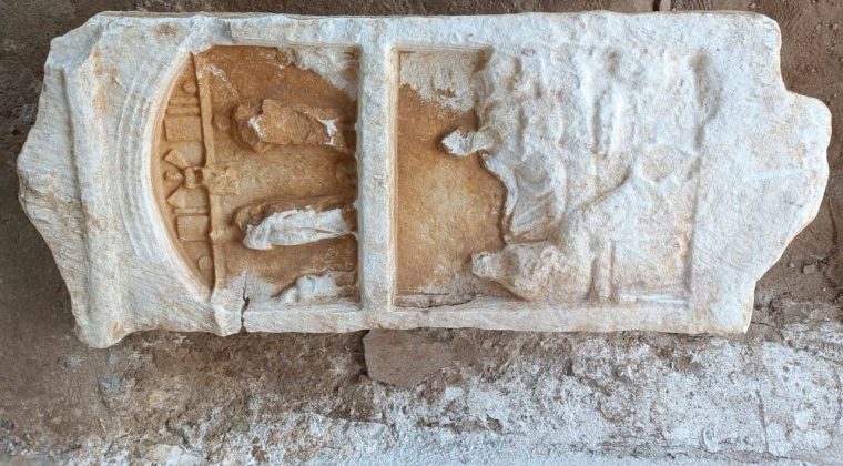 İzmir’de Ceviz Bahçesinde Roma Dönemine Ait Mezar Taşları Keşfedildi