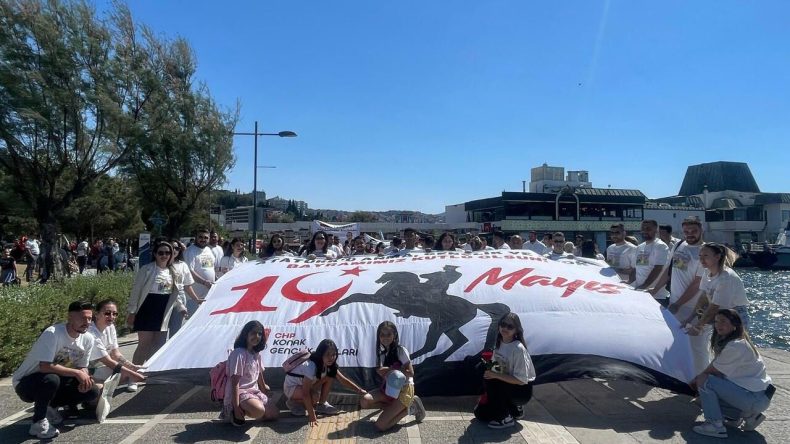 İzmir’de CHP Gençlik Kolları’nın 19 Mayıs yürüyüşü: Mustafa Kemal’in askerleriyiz