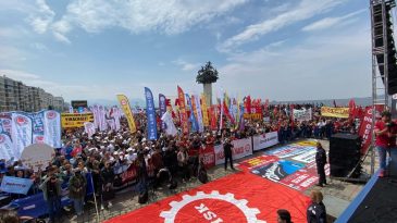İzmir’de CHP ve Sendikalar 1 Mayıs İçin Birleşti: Zalimler En Çok Emekçiler, Gençler ve Kadınlardan Korkar!