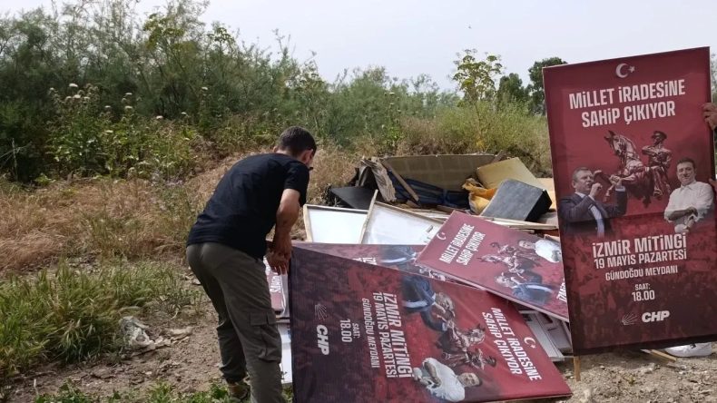 İzmir’de CHP’nin 19 Mayıs Mitingi Afişleri Toplatıldı!