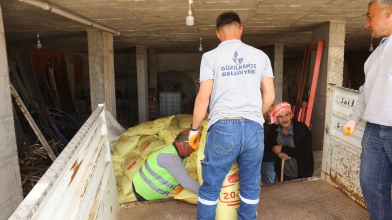 İzmir’de çiftçilere destek: İlaçlama makinesi hediye edildi