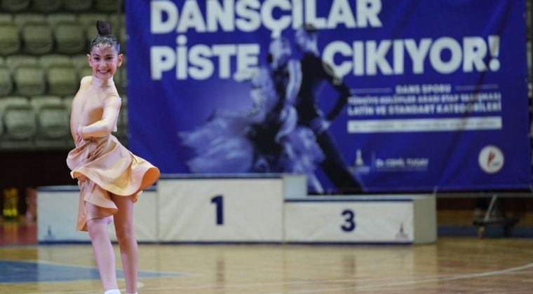 İzmir’de Dansçılar Kıyasıya Rekabet Ediyor