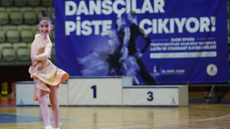 İzmir’de Dansçılar Kıyasıya Rekabet Ediyor
