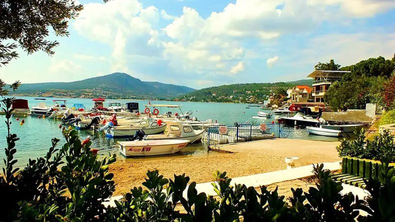 İzmir’de Emeklilik Hayali Olanların Gözdesi: Pırıl Pırıl Plajları ve Ünlü Kurabiyesi ile Balıklıova