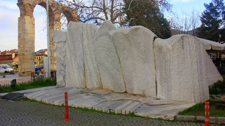 İzmir’de Eşsiz Bir Anıt: Güneşe Göre Ayarlanmış, Atatürk’ün Siluetini Yansıtıyor