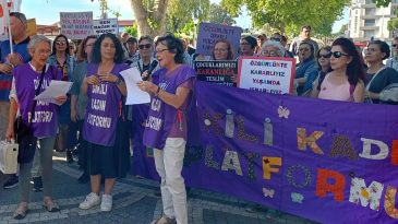 İzmir’de Etek Boyu Protestosu: Kaymakam’ın Açıklamaları Tepkileri Beraberinde Getirdi