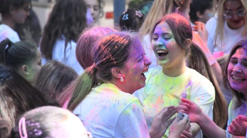 İzmir’de Festival Neşesi: Gençler Renkli Etkinliklerde Bir Araya Geldi