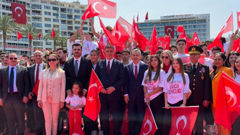 İzmir’de gençlik meydanlardaydı: 19 Mayıs coşkuyla kutlandı