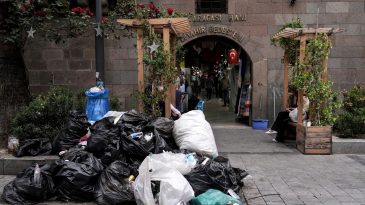 İzmir’de grev krizi: Kemeraltı Çarşısı’nda sokaklar çöp yığınına döndü