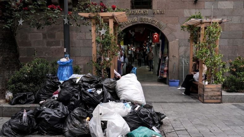İzmir’de grev krizi: Kemeraltı Çarşısı’nda sokaklar çöp yığınına döndü