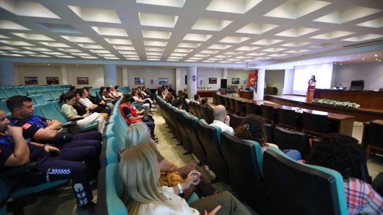 İzmir’de Kadına Şiddet Konuşuldu: Kadınlar Israrlı Takibe Maruz Kalıyor