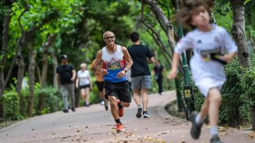 İzmir’de Köy Okulları İçin Anlamlı Koşu: Yüzlerce Kitap Toplandı