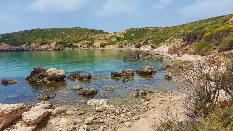 İzmir’de Maldivleri Aratmayan Gizli Koy: Çadırını Alan Burada Kamp Yapıyor, Doğal Kili Güzellik Saçıyor