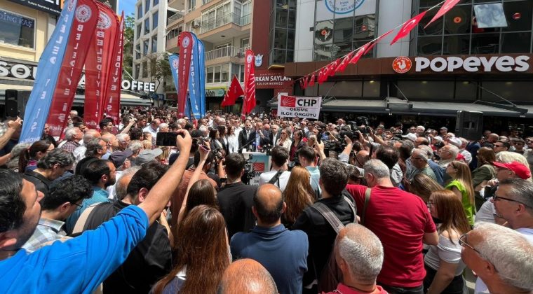 İzmir’de Özgür Özel’e Yapılan Saldırıya Karşı Protesto Düzenlendi