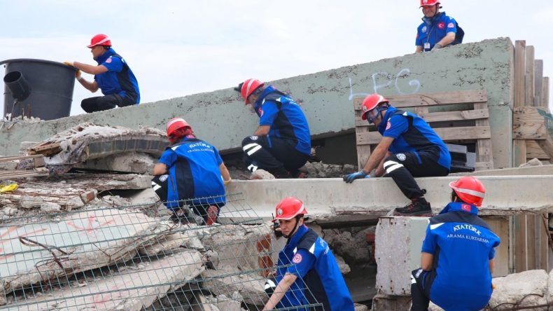 İzmir’de Sağlık Çalışanlarına AFAD’dan Arama Kurtarma Eğitimi