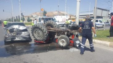 İzmir’de traktör ile otomobil çarpıştı: 2 kişi yaralandı