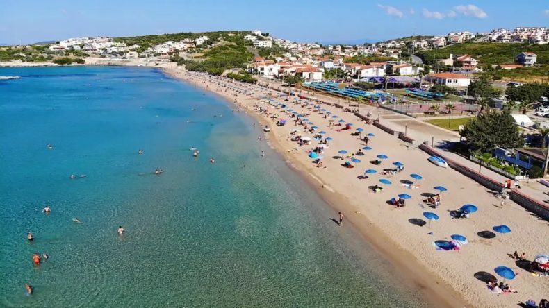 İzmir’de Turkuaz Renkli Suyun Keyfini Çıkarabileceğiniz Ücretsiz Plaj: ESHOT ile Ulaşım İmkanı