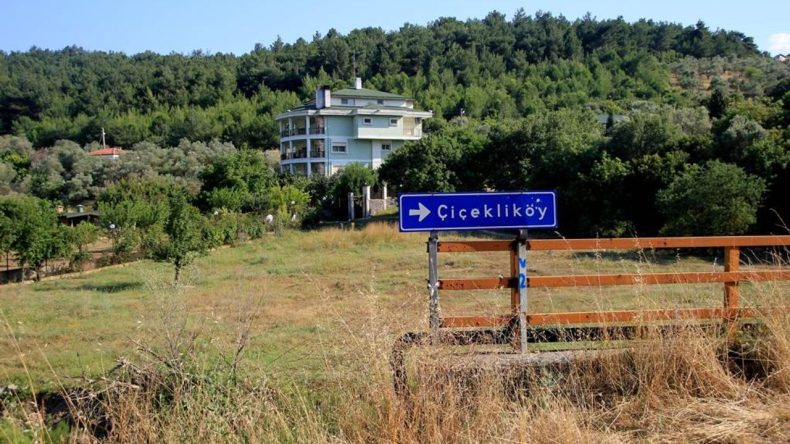 İzmir’e 20 Dakika Uzağındaki Doğa Harikası: Çiçekliköy’ün Yeri ve Ulaşım Bilgileri