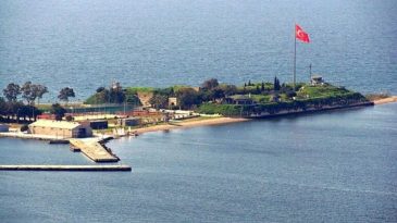 İzmir’i korumak için inşa edilen tarihi yapı: Sancakburnu Kalesi