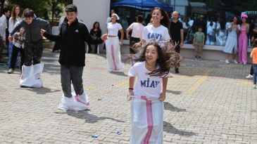 İzmirli Gençler Bahar Şenliği ile Coştu: Oyunlar Oynadılar, Doyasıya Eğlendiler