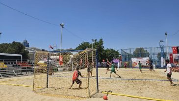 İzmirli Gençlerin Hentbol Heyecanı: Şenlikte Yoğun Katılım