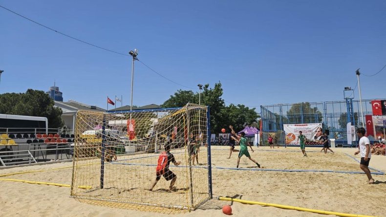 İzmirli Gençlerin Hentbol Heyecanı: Şenlikte Yoğun Katılım