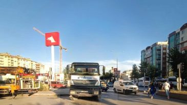 İzmirli Sürücüler Dikkat: Halide Edip Adıvar Caddesi’nde Arıza Yapan Araç Var!