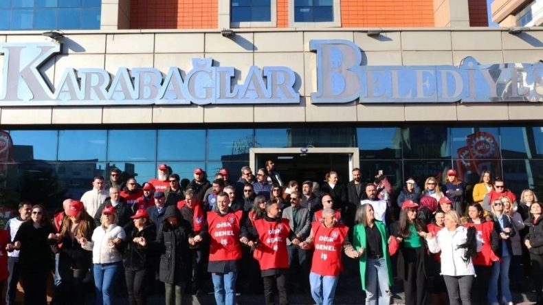 Karabağlar Belediyesi’nde Maaş Sorunu: İşçiler Eylemde, Kınay’dan Yanıt Geliyor