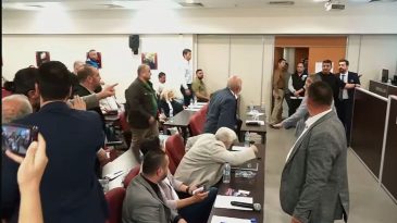 Karşıyaka Belediyesi Meclisinde ‘Provoke’ Tartışması: AKP’li Öztürk, CHP’li Evren’in Üzerine Yürüdü