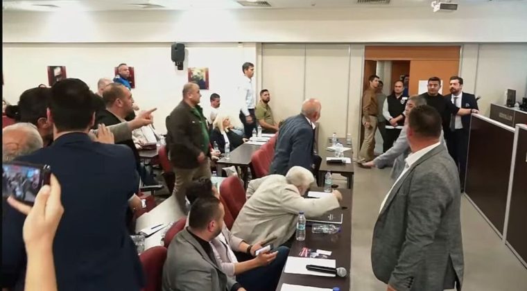 Karşıyaka Belediyesi Meclisinde ‘Provoke’ Tartışması: AKP’li Öztürk, CHP’li Evren’in Üzerine Yürüdü