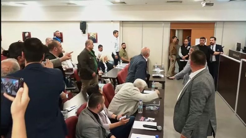 Karşıyaka Belediyesi Meclisinde ‘Provoke’ Tartışması: AKP’li Öztürk, CHP’li Evren’in Üzerine Yürüdü