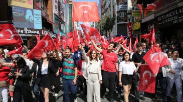 Karşıyaka’da 19 Mayıs Korteji’ne yoğun katılım