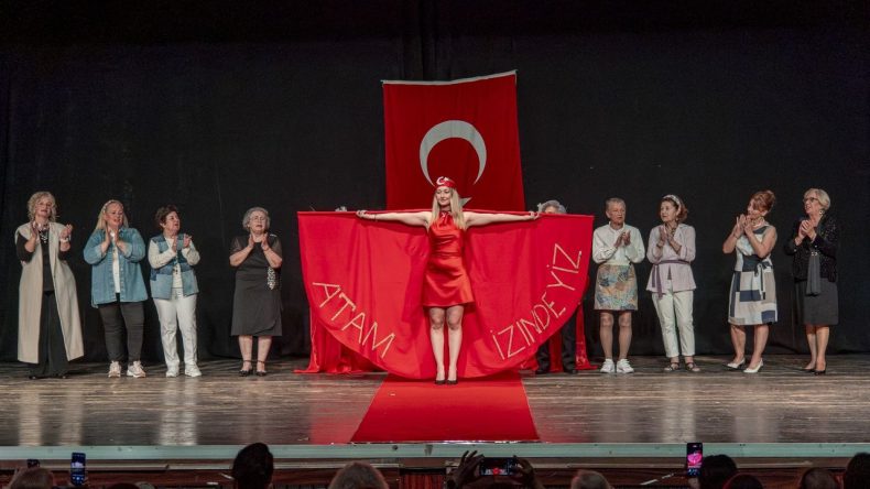 Karşıyaka’nın Çınarları Defilede Bir Araya Geldi: El Emeği Eserlerini Sergilediler