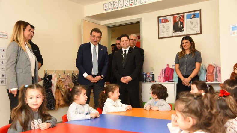 Küçük Eller Yürekleri Isıttı: İmamoğlu İçin “Üzülme” Sergisi Açıldı