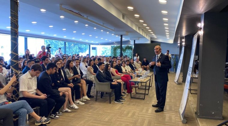 Mahmut Tanal İzmir’de Öğrencilerle Buluştu: “Sınırları İzlemeyen MİT Beni İzliyor”