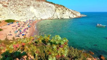 Maldivler’i andıran suyu ve muhteşem kumsalıyla İzmir’in gizli plajı