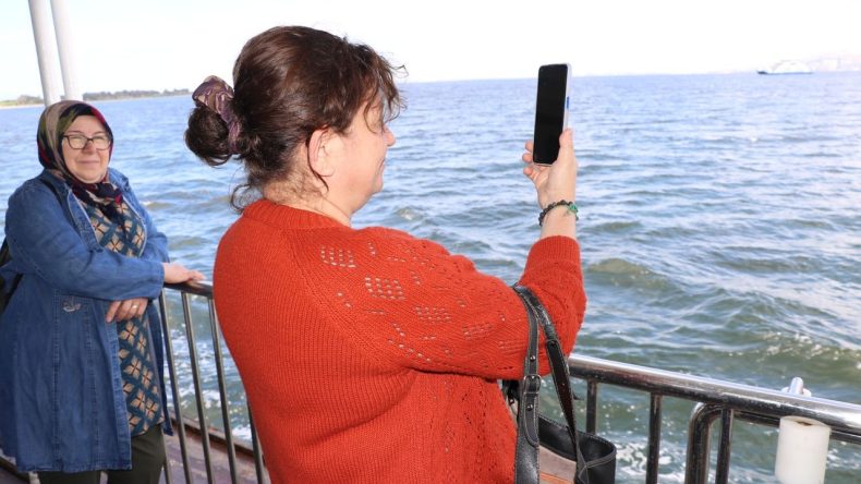 Manisalı kadınlar unutulmaz bir gün yaşadı: Tarihi Bergama Vapuru ile Körfez turu