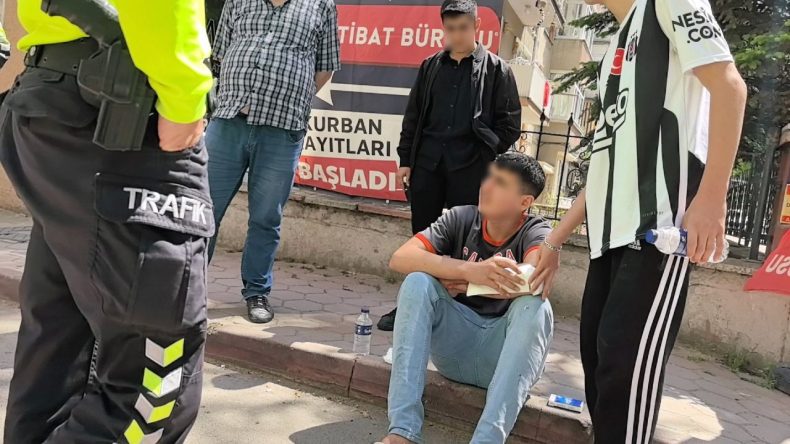 Motosikletli Kişi 15 Yaşındaki Çocuğa Bıçakla Saldırıp Kaçtı