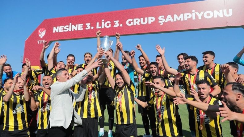 Nağmalup Aliağa FK Kupasını Kaldırdı