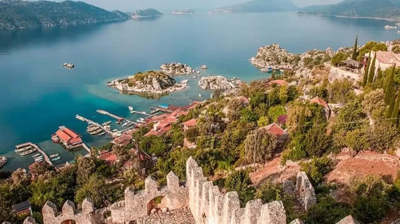 Ne Şirince ne Birgi: Tekne ile gidilen köy, masmavi denizi ile masalları aratmıyor