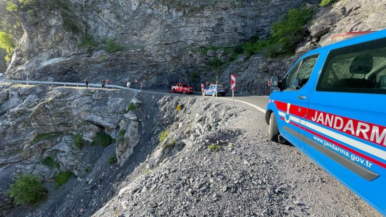Otomobil uçuruma yuvarlandı: 1 ölü, 1 ağır yaralı