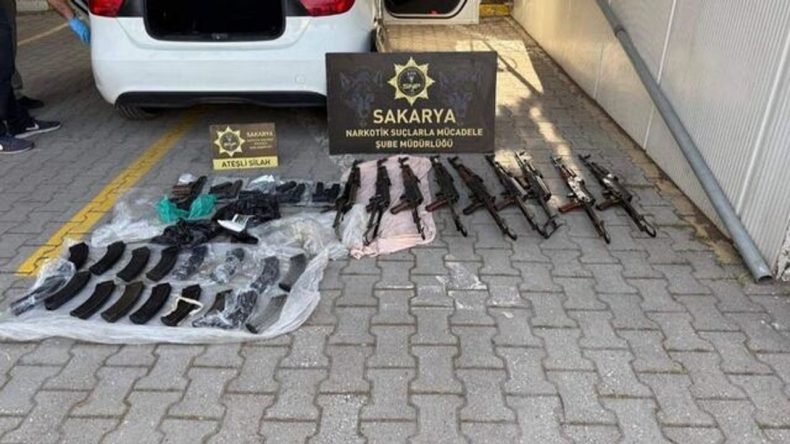 Polis Memuru Silah Sevkiyatında Yakalandı: Otomobilde Cephanelik Ortaya Çıktı