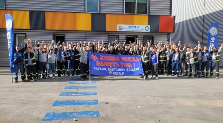 Ravago İşçileri Oturma Eylemi Başlattı: Ya Taleplerimize Kulak Verirsiniz Ya da Direnişe Şahit Olursunuz