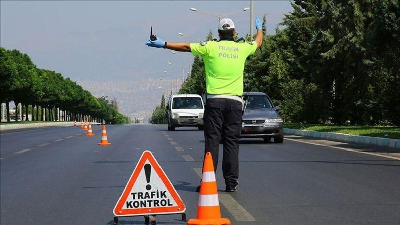 Sabah Saatlerinde İzmir Otoyolu’nda Trafik Aksaması: Rüzgar Gülü Taşıyan Araç Arızalandı, Kilometrelerce Yoğunluk Oluştu
