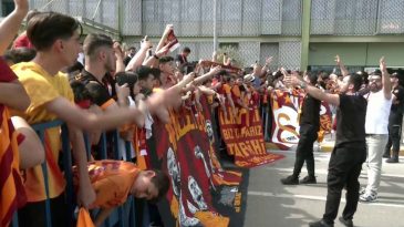 Şampiyon Galatasaray İzmir’de Coşkuyla Karşılandı