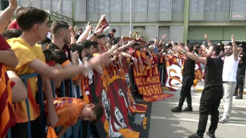 Şampiyon Galatasaray İzmir’de Coşkuyla Karşılandı