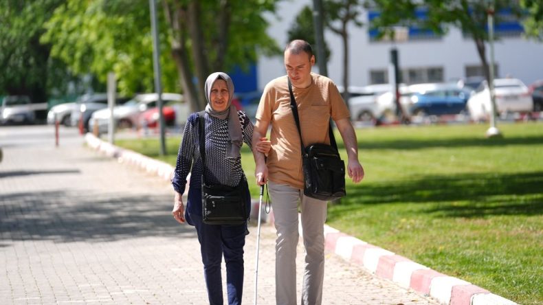 Samsun’dan İzmir’e uzanan anne yüreği: 39 yıldır görme engelli oğlunun elini bırakmadı