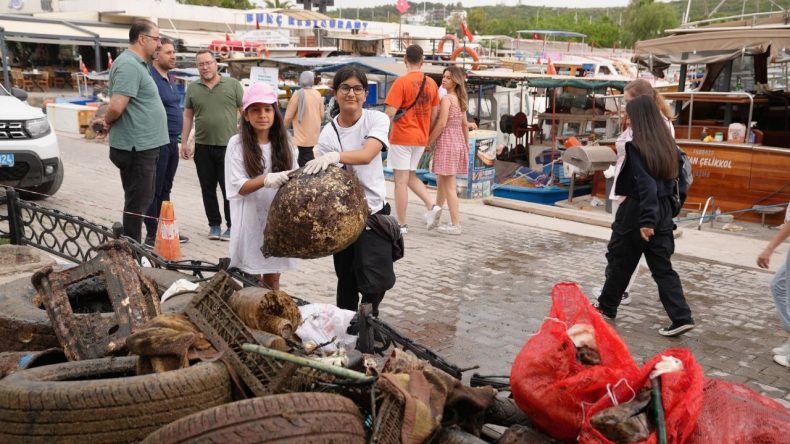 Seferihisar’da Üzücü Manzara: Denizden Yüzlerce Kilo Atık Çıkarıldı