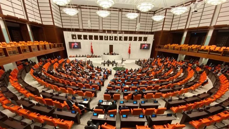 TBMM Önünde Gergin Anlar: Havaya Ateş Açtı