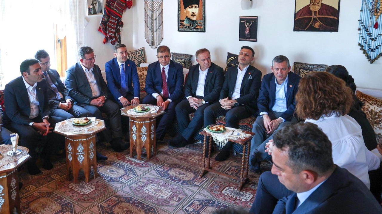 Cemil Tugay ve Özgür Özel